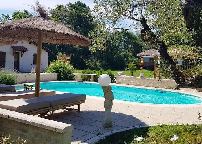 Cosy à Bussac-forêt Avec Piscine Partagée 15 M² Сasa de vacaciones *